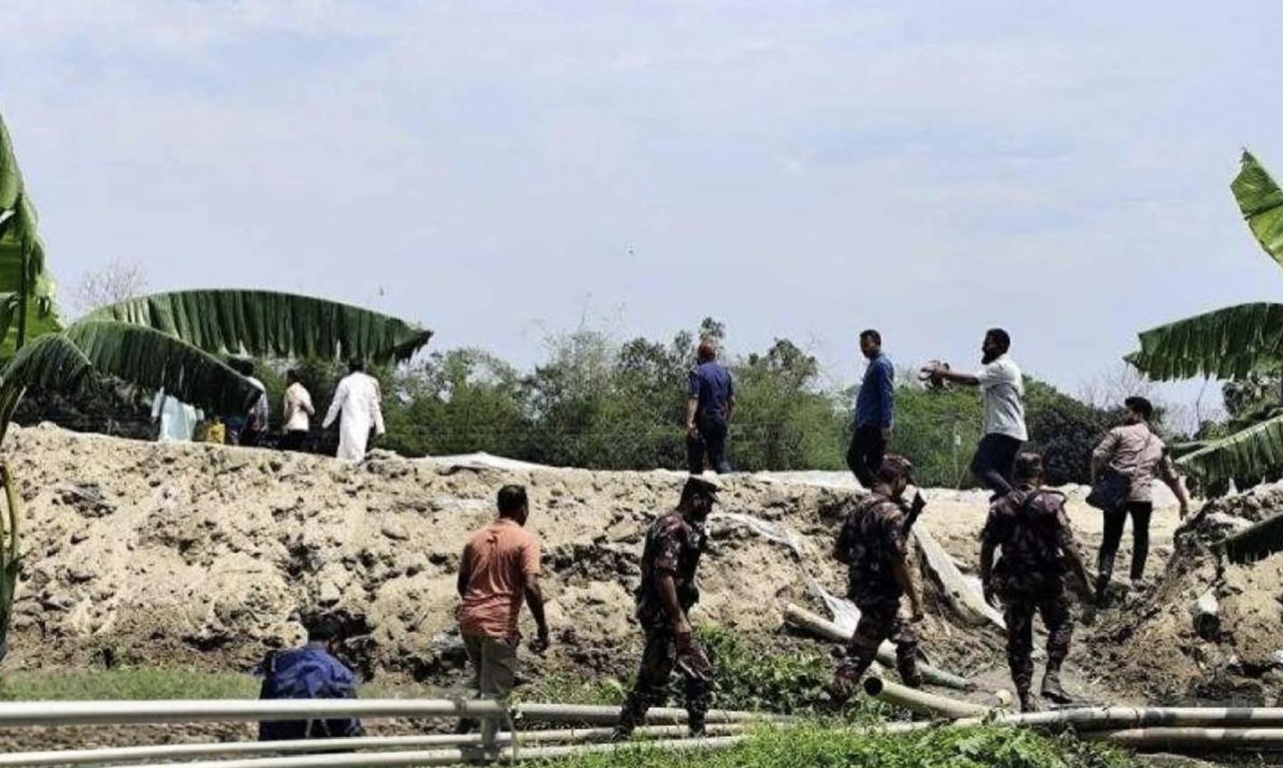 ফেনী নদীতে অবৈধ বালু উত্তোলন, অভিযানে ৫ শ্যালো মেশিন ধ্বংস।